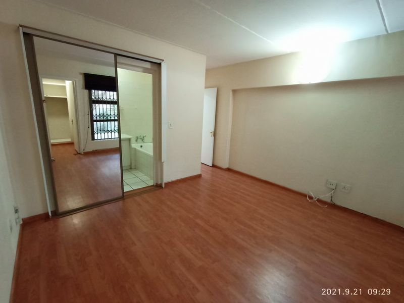 north-facing 2 bedroom garden unit - available 1 September - Photo 8