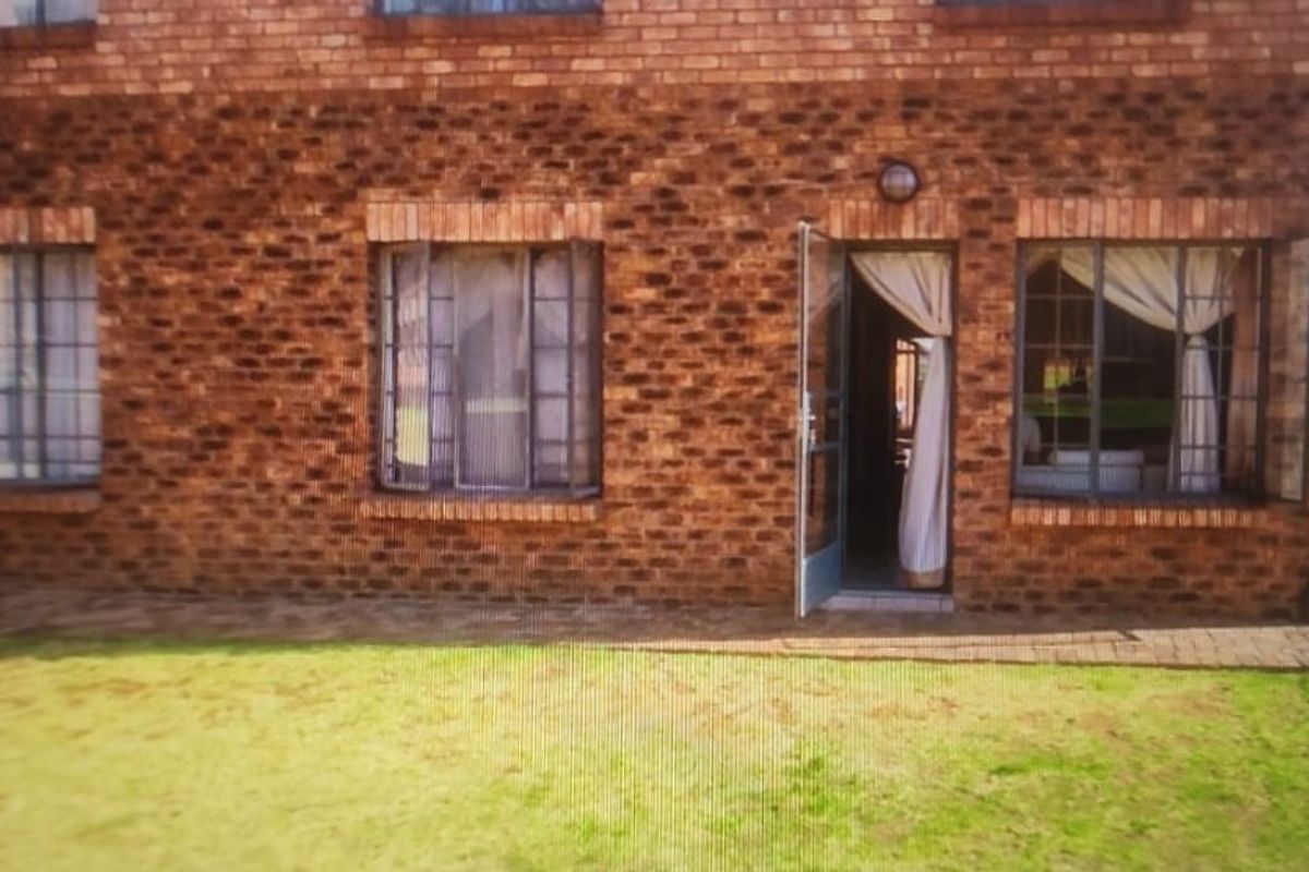 CENTRALLY SITUATED IN GRAND CENTRAL - 2ND FLOOR UNIT UP FOR GRABS - Photo 4