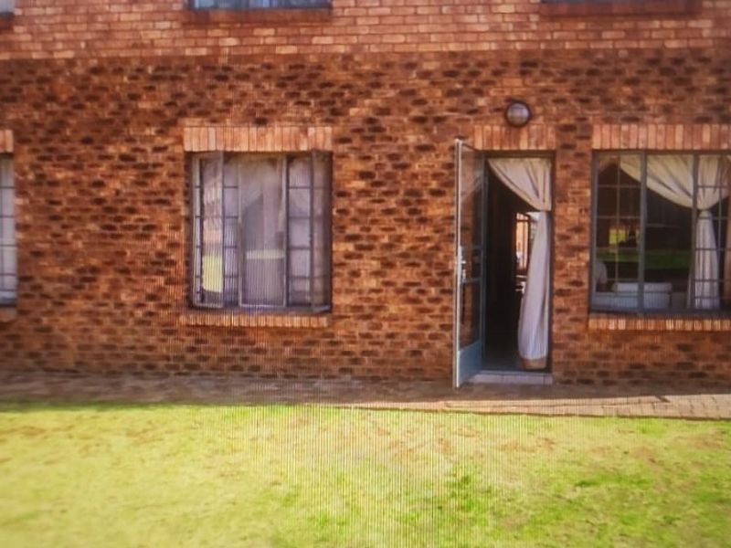 CENTRALLY SITUATED IN GRAND CENTRAL - 2ND FLOOR UNIT UP FOR GRABS - Photo 4