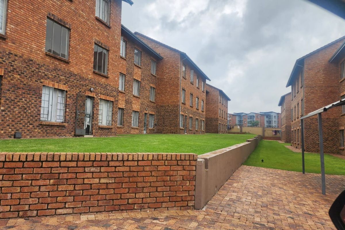 CENTRALLY SITUATED IN GRAND CENTRAL - 2ND FLOOR UNIT UP FOR GRABS - Photo 3