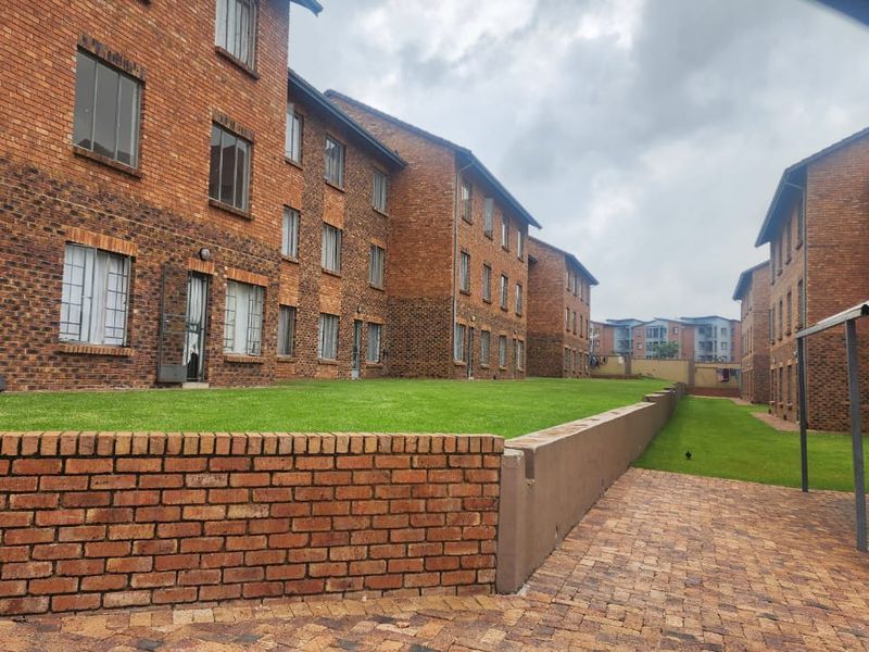 CENTRALLY SITUATED IN GRAND CENTRAL - 2ND FLOOR UNIT UP FOR GRABS - Photo 3