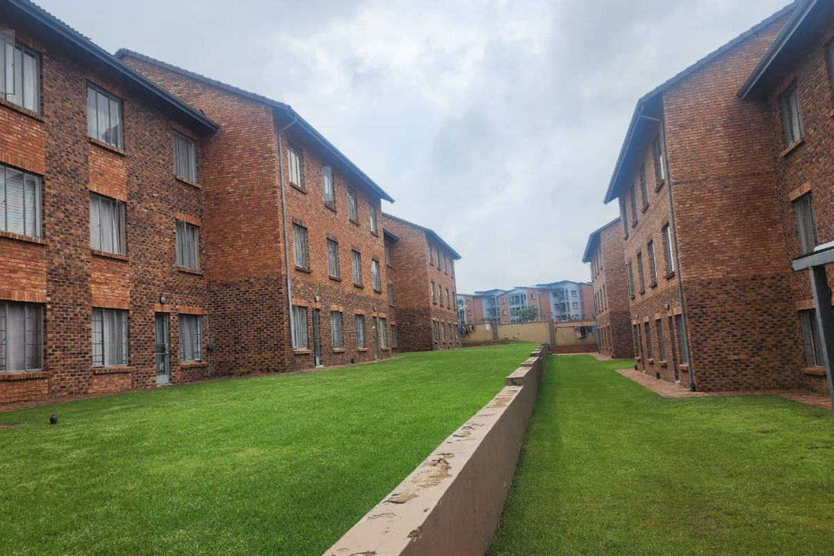 CENTRALLY SITUATED IN GRAND CENTRAL - 2ND FLOOR UNIT UP FOR GRABS - Photo 2