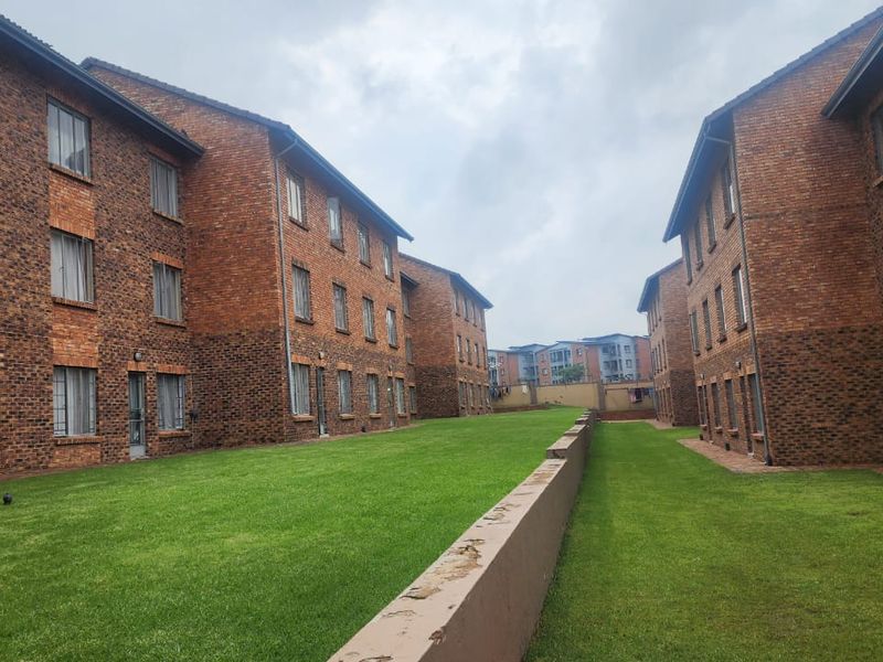 CENTRALLY SITUATED IN GRAND CENTRAL - 2ND FLOOR UNIT UP FOR GRABS - Photo 2