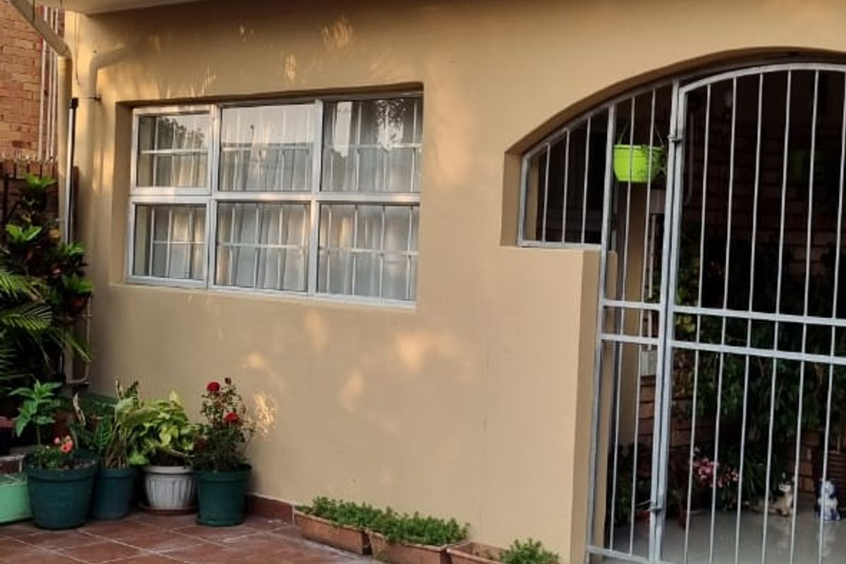 4 Bedroom Townhouse for sale in Southernwood East London - Photo 2
