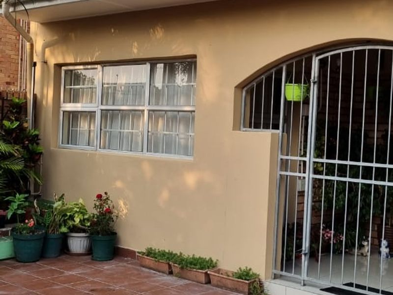 4 Bedroom Townhouse for sale in Southernwood East London - Photo 2