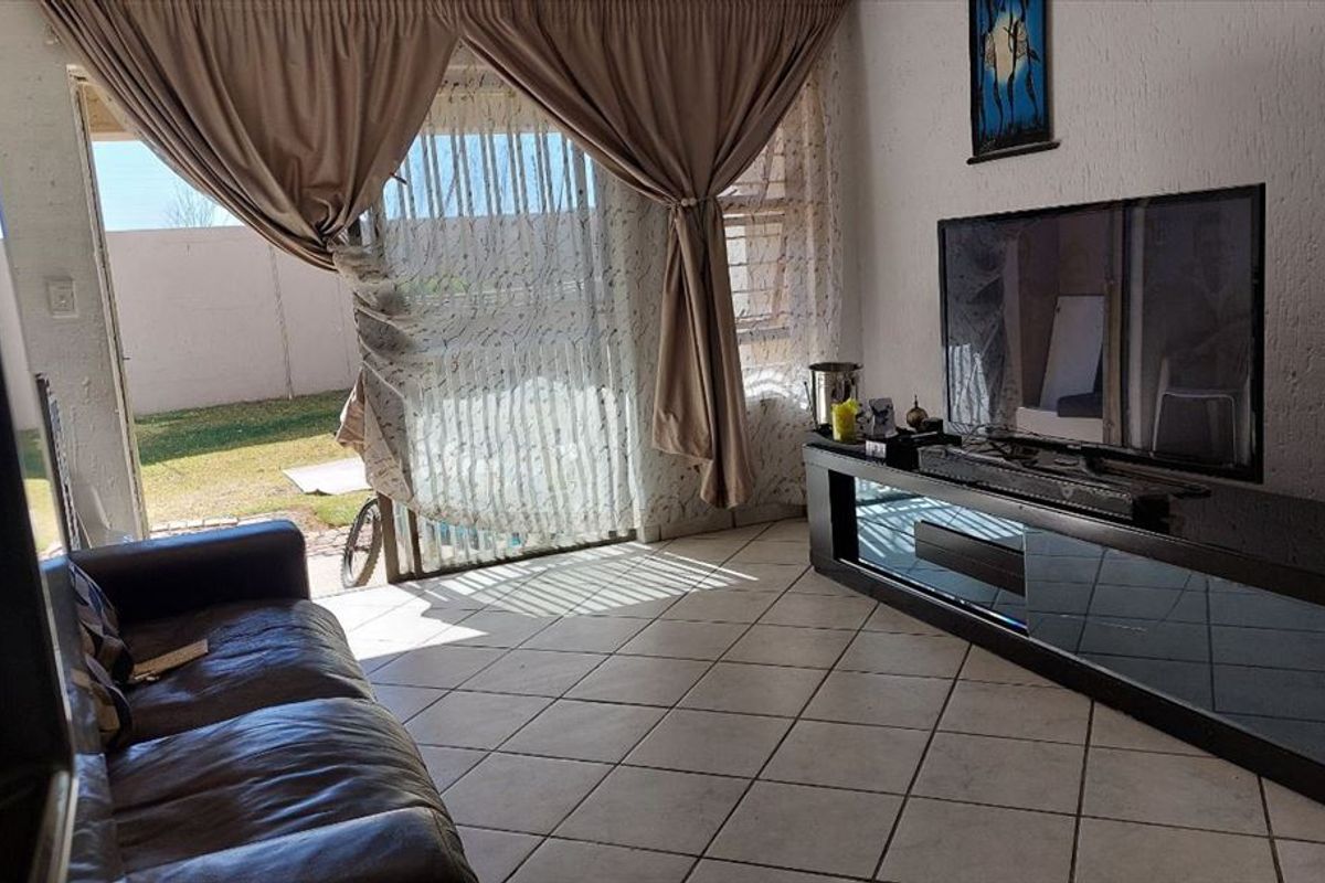 Comfortable Family Home with Pool and Modern Features - Photo 3