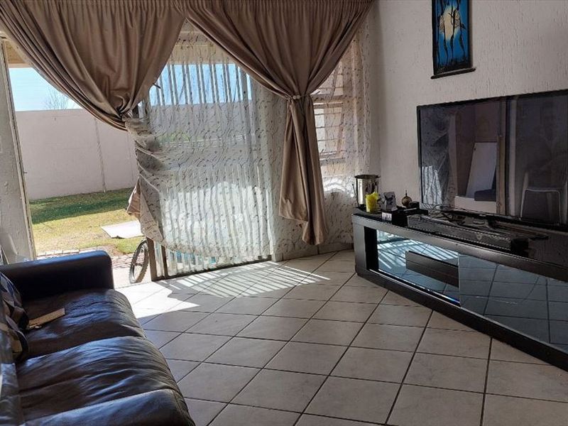 Comfortable Family Home with Pool and Modern Features - Photo 3