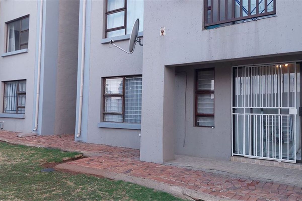 Comfortable Family Home with Pool and Modern Features - Photo 2