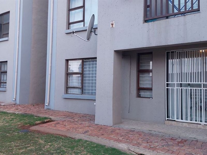 Comfortable Family Home with Pool and Modern Features - Photo 2