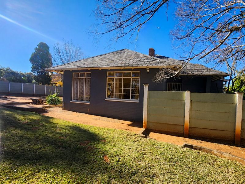 Neat 3 Bedroom Home with Double Garage, Double Carport and Separate Bachelor Flat – Perfect for Family Living or Extra Income. - Photo 3