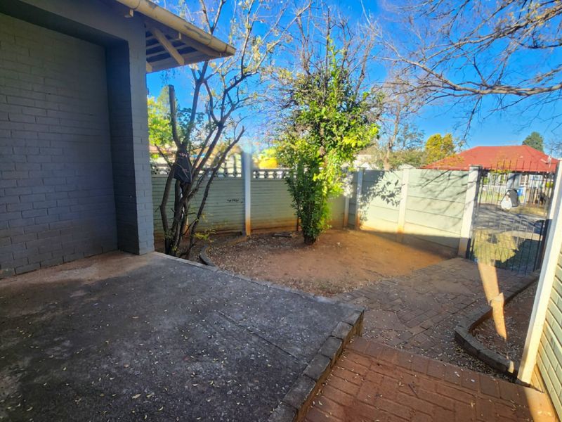 Neat 3 Bedroom Home with Double Garage, Double Carport and Separate Bachelor Flat – Perfect for Family Living or Extra Income. - Photo 5