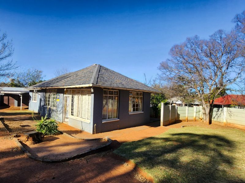 Neat 3 Bedroom Home with Double Garage, Double Carport and Separate Bachelor Flat – Perfect for Family Living or Extra Income. - Photo 4