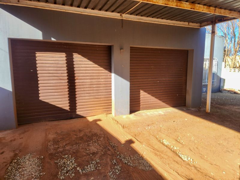 Neat 3 Bedroom Home with Double Garage, Double Carport and Separate Bachelor Flat – Perfect for Family Living or Extra Income. - Photo 9