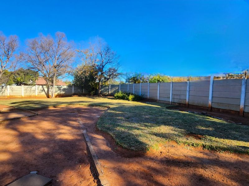 Neat 3 Bedroom Home with Double Garage, Double Carport and Separate Bachelor Flat – Perfect for Family Living or Extra Income. - Photo 10
