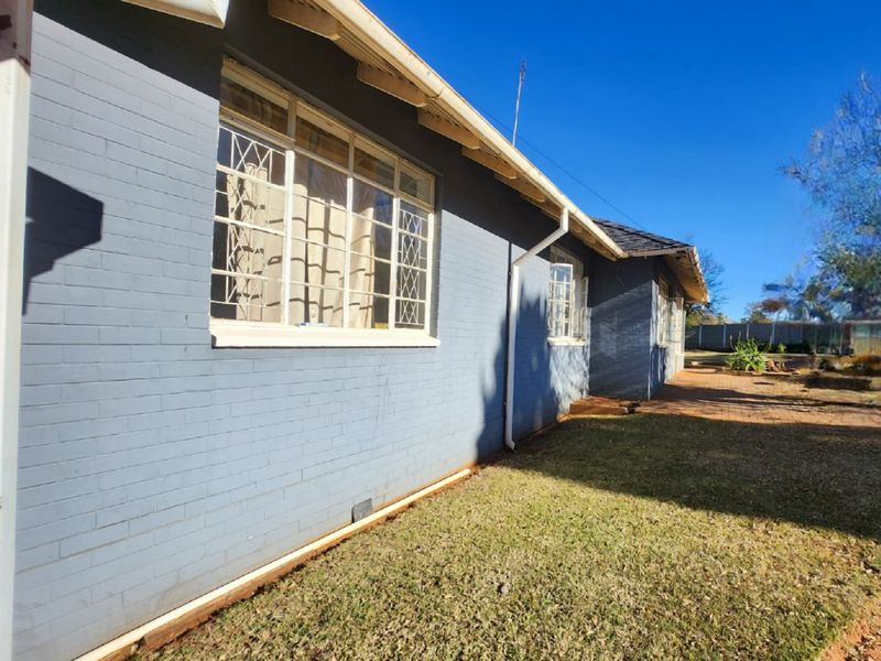Neat 3 Bedroom Home with Double Garage, Double Carport and Separate Bachelor Flat – Perfect for Family Living or Extra Income. - Photo 8
