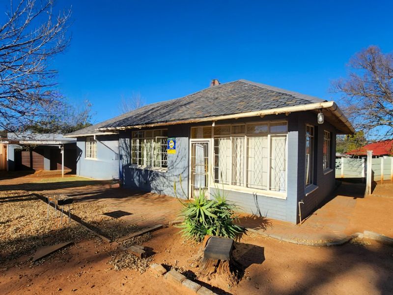 Neat 3 Bedroom Home with Double Garage, Double Carport and Separate Bachelor Flat – Perfect for Family Living or Extra Income. - Photo 2