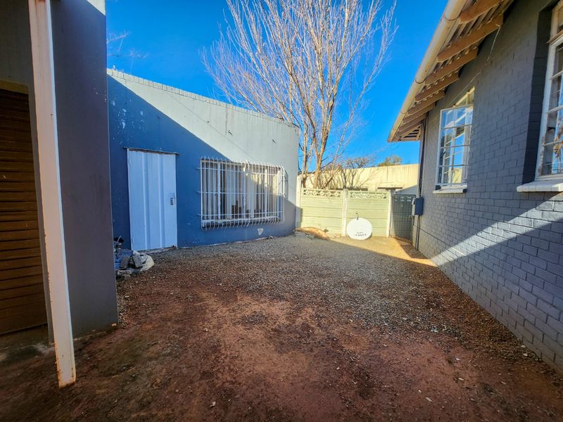 Neat 3 Bedroom Home with Double Garage, Double Carport and Separate Bachelor Flat – Perfect for Family Living or Extra Income. - Photo 7