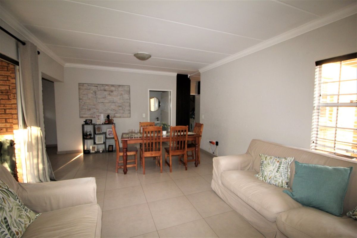 Newly renovated two-story townhouse for Sale - Photo 4