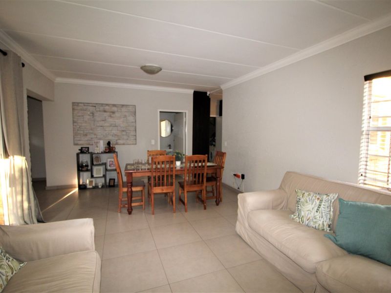 Newly renovated two-story townhouse for Sale - Photo 4