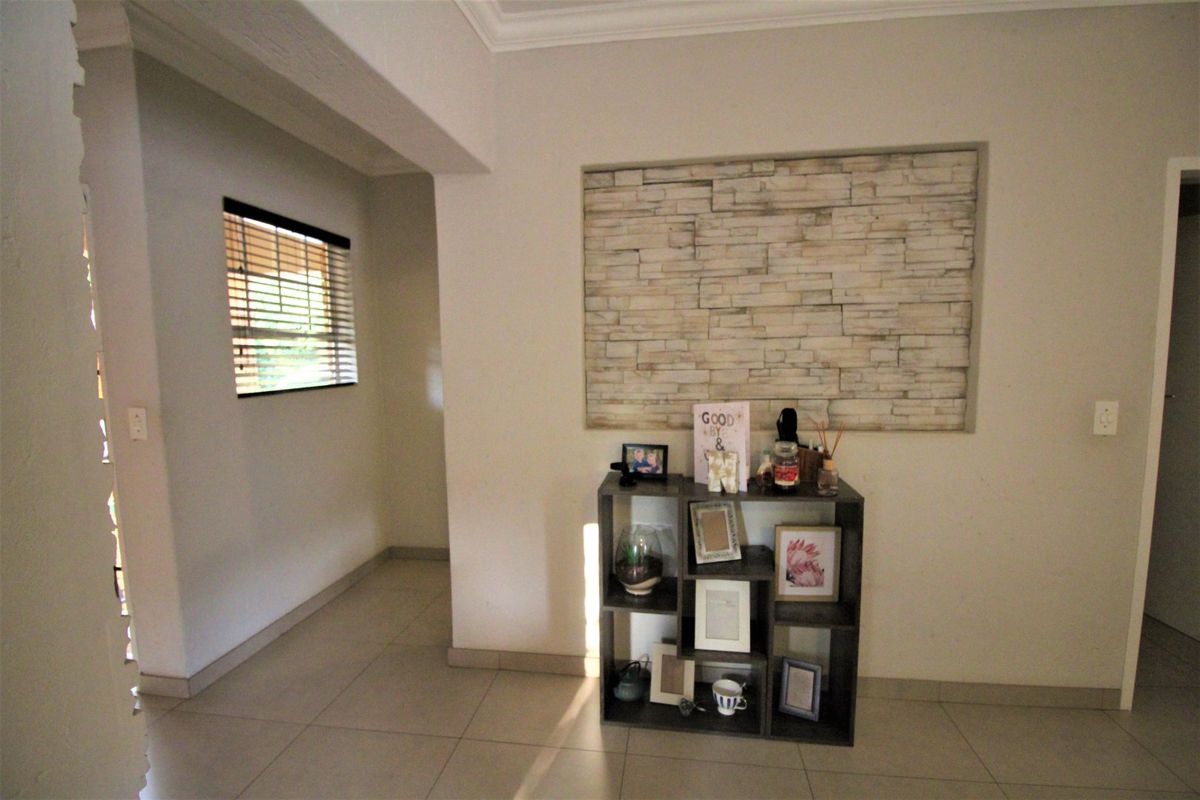 Newly renovated two-story townhouse for Sale - Photo 2