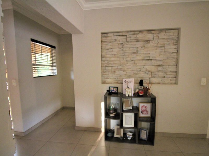 Newly renovated two-story townhouse for Sale - Photo 2