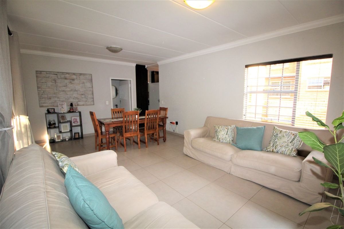 Newly renovated two-story townhouse for Sale - Photo 3