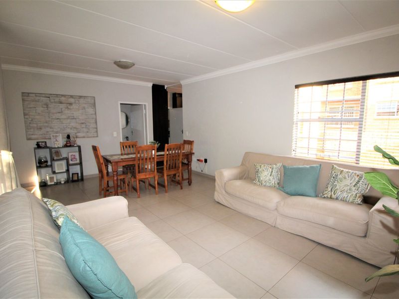 Newly renovated two-story townhouse for Sale - Photo 3