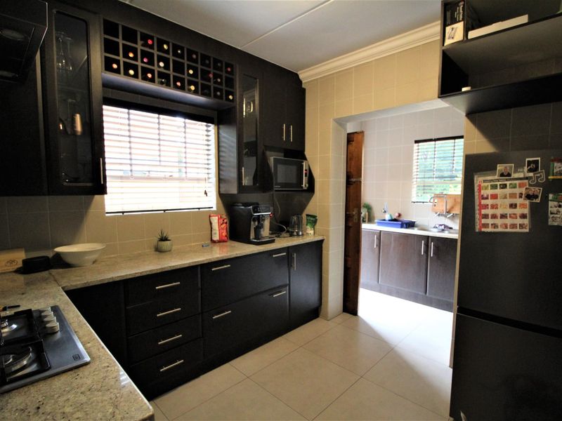 Newly renovated two-story townhouse for Sale - Photo 8