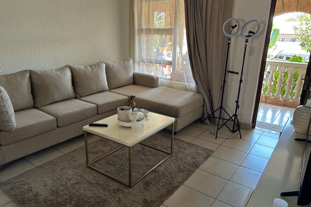 2 Bedroom Upstairs Unit in Secure, Well-Located Complex - Photo 5