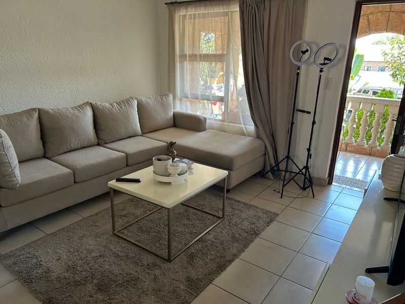 2 Bedroom Upstairs Unit in Secure, Well-Located Complex - Photo 5