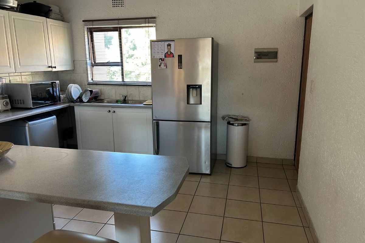 2 Bedroom Upstairs Unit in Secure, Well-Located Complex - Photo 3