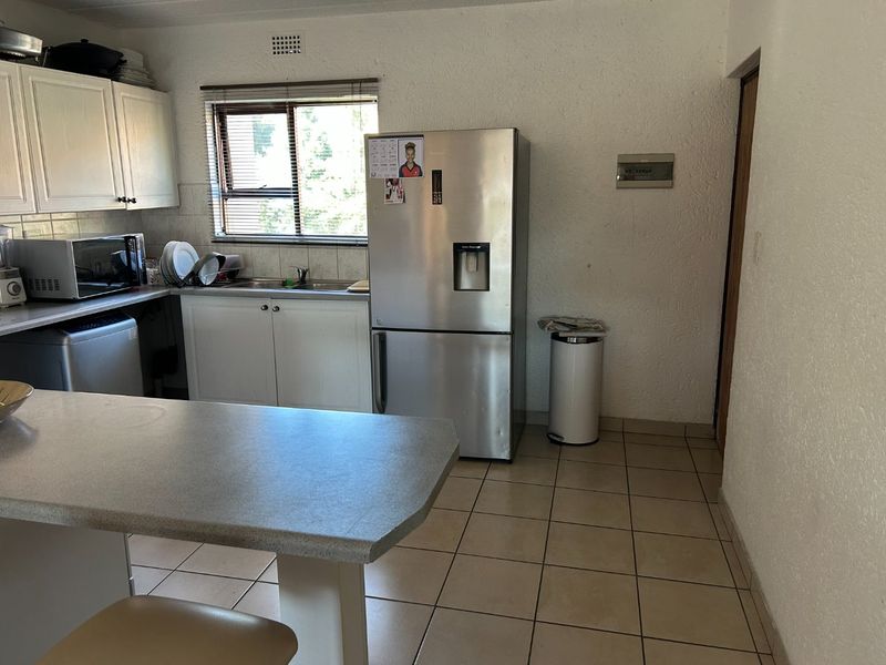 2 Bedroom Upstairs Unit in Secure, Well-Located Complex - Photo 3