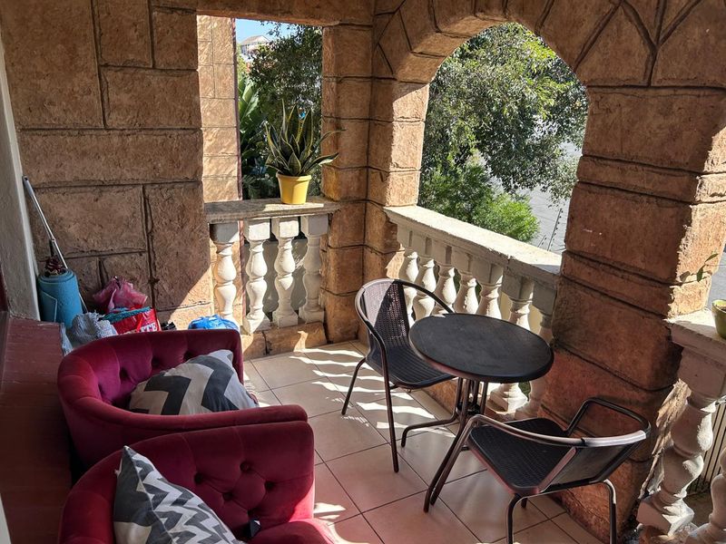 2 Bedroom Upstairs Unit in Secure, Well-Located Complex - Photo 10