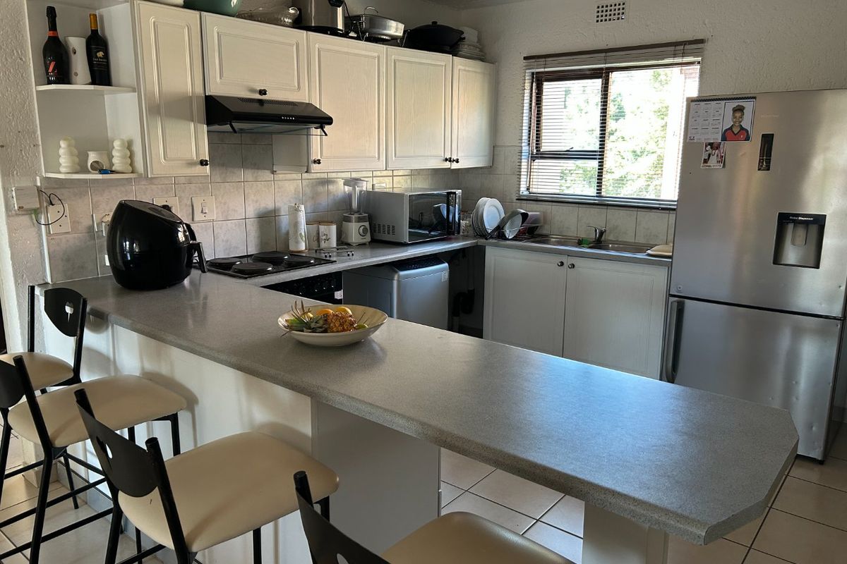 2 Bedroom Upstairs Unit in Secure, Well-Located Complex - Photo 2