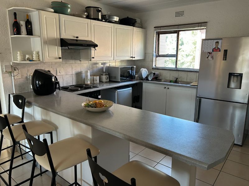 2 Bedroom Upstairs Unit in Secure, Well-Located Complex - Photo 2