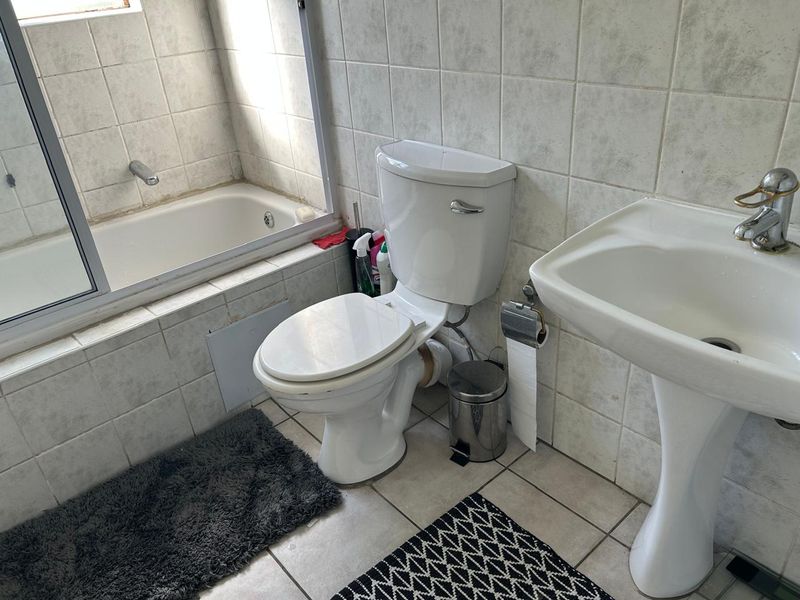 2 Bedroom Upstairs Unit in Secure, Well-Located Complex - Photo 8