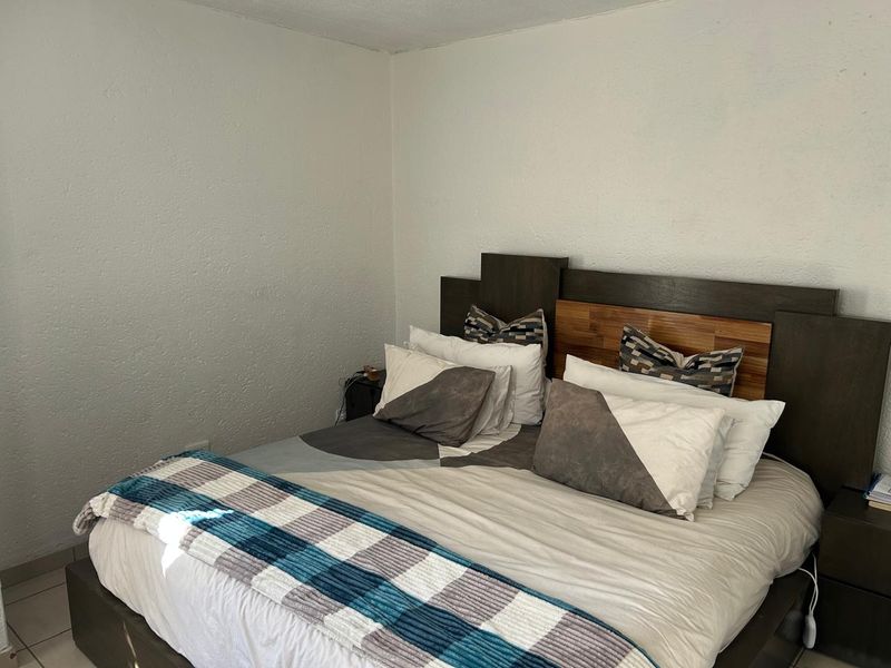 2 Bedroom Upstairs Unit in Secure, Well-Located Complex - Photo 7