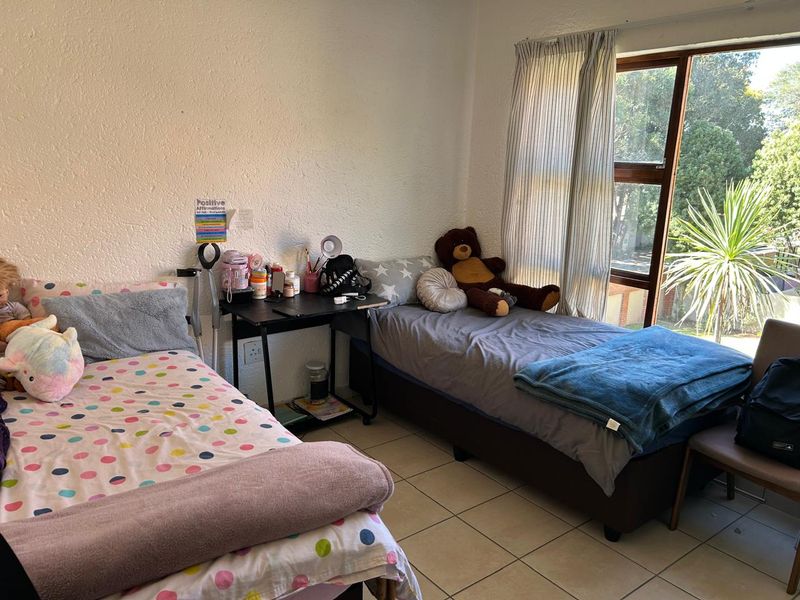 2 Bedroom Upstairs Unit in Secure, Well-Located Complex - Photo 6