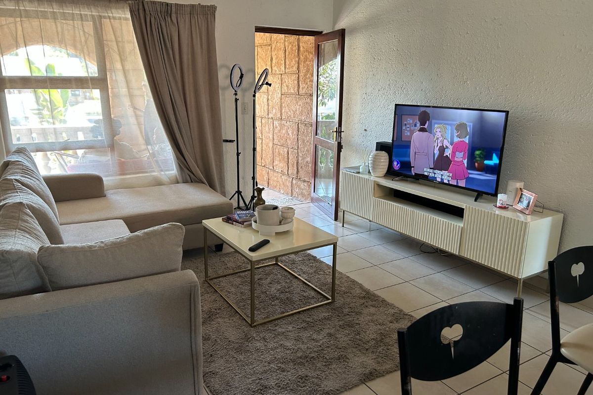 2 Bedroom Upstairs Unit in Secure, Well-Located Complex - Photo 4