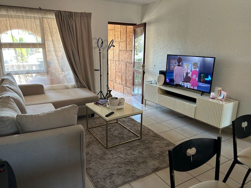 2 Bedroom Upstairs Unit in Secure, Well-Located Complex - Photo 4