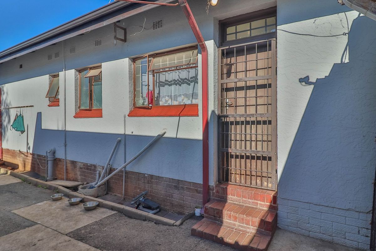 RENT TO BUY!!!TO LET!!!Golden Oldie in the Heart of Kensington and within walking distance to the Prestigious Jeppe Girls and Boys High Schools. - Photo 4