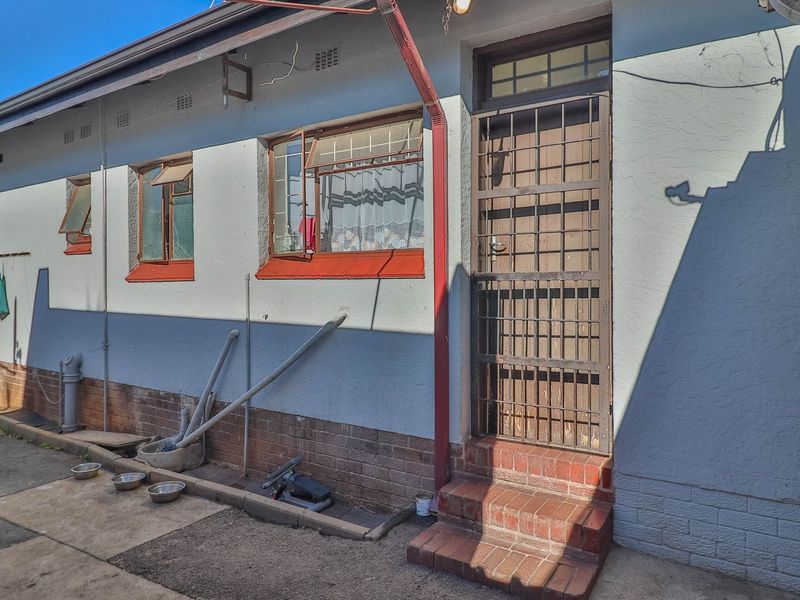 RENT TO BUY!!!TO LET!!!Golden Oldie in the Heart of Kensington and within walking distance to the Prestigious Jeppe Girls and Boys High Schools. - Photo 4