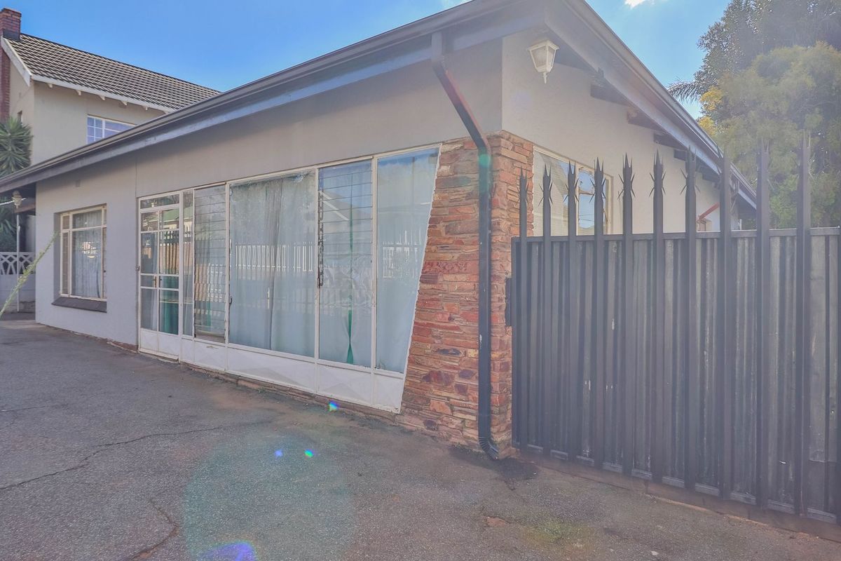 RENT TO BUY!!!TO LET!!!Golden Oldie in the Heart of Kensington and within walking distance to the Prestigious Jeppe Girls and Boys High Schools. - Photo 5