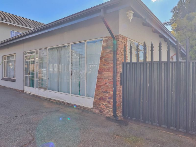 RENT TO BUY!!!TO LET!!!Golden Oldie in the Heart of Kensington and within walking distance to the Prestigious Jeppe Girls and Boys High Schools. - Photo 5