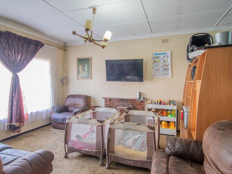 RENT TO BUY!!!TO LET!!!Golden Oldie in the Heart of Kensington and within walking distance to the Prestigious Jeppe Girls and Boys High Schools. - Photo 10