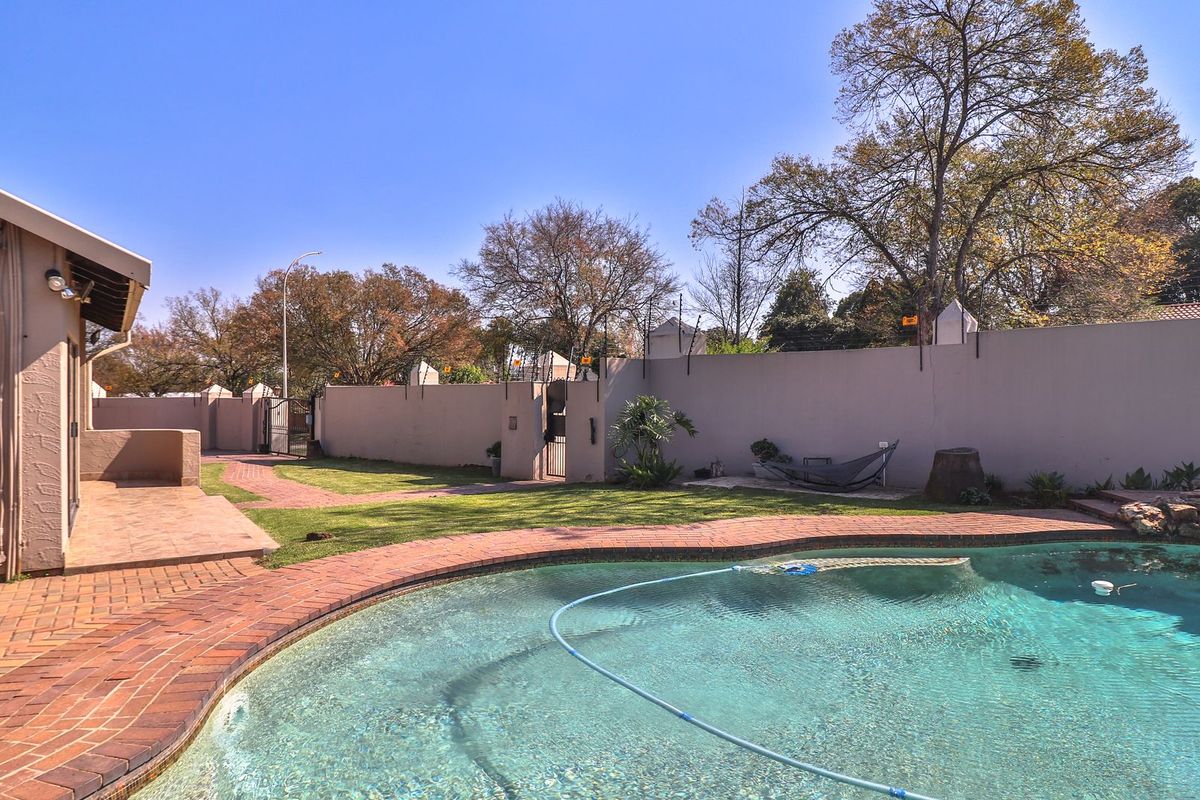 Modern 3-Bedroom Family Oasis with Solar Power and Entertainment Haven in Secure Boomed Area. - Photo 4