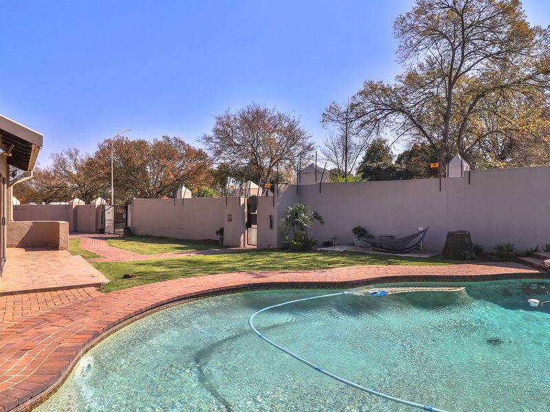 Modern 3-Bedroom Family Oasis with Solar Power and Entertainment Haven in Secure Boomed Area. - Photo 4