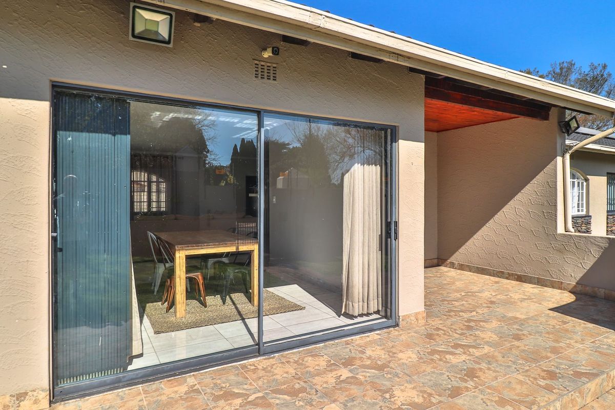 Modern 3-Bedroom Family Oasis with Solar Power and Entertainment Haven in Secure Boomed Area. - Photo 5