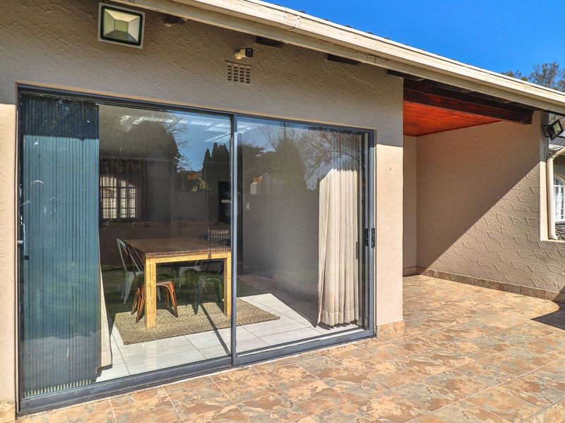 Modern 3-Bedroom Family Oasis with Solar Power and Entertainment Haven in Secure Boomed Area. - Photo 5