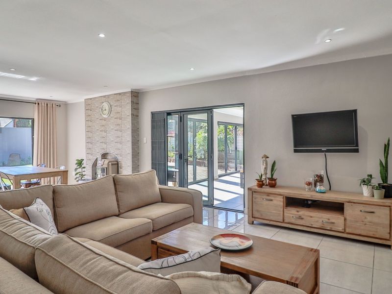 Modern 3-Bedroom Family Oasis with Solar Power and Entertainment Haven in Secure Boomed Area. - Photo 10